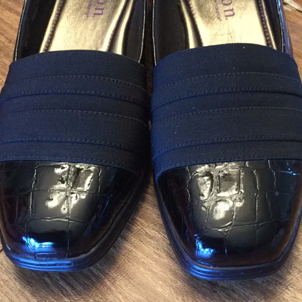 LIKE NEW! Aravon slip on dress shoes. - Picture 5 of 8